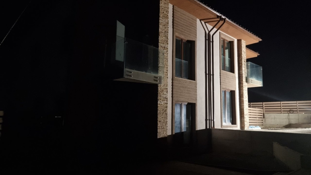 Casa moderna, cu gradina si loc de parcare in Dezmir