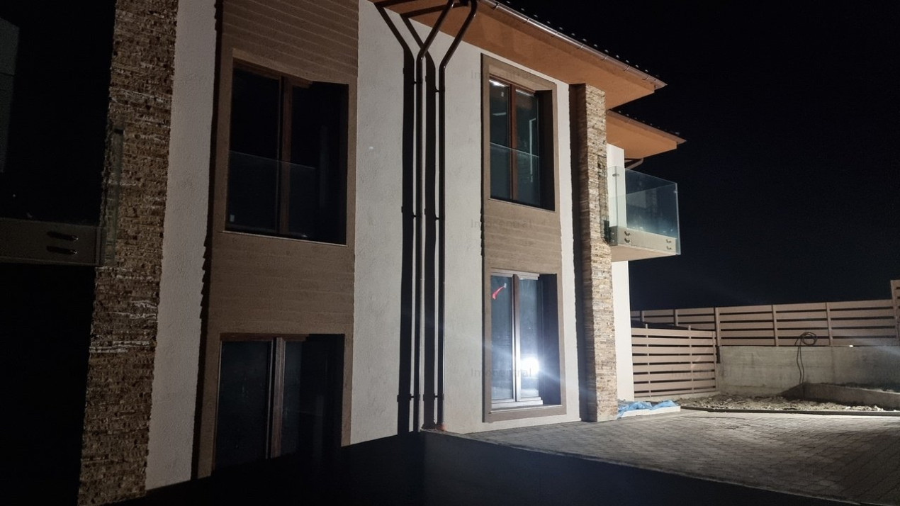 Casa moderna, cu gradina si loc de parcare in Dezmir