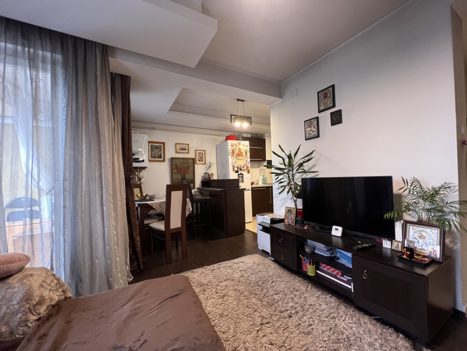 DE VÂNZARE: Apartament 2 camere în Zorilor cu parcare și boxă