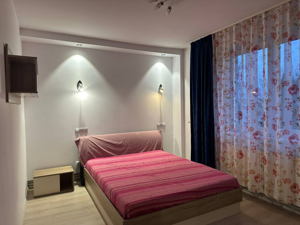 Apartament spatios, 2 camere decomandate cu parcare - Centru