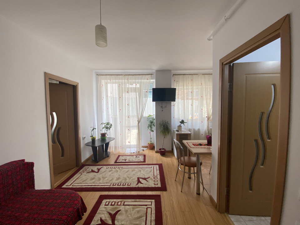Inchiriere apartament cu gradina proaspat renovat si parcare