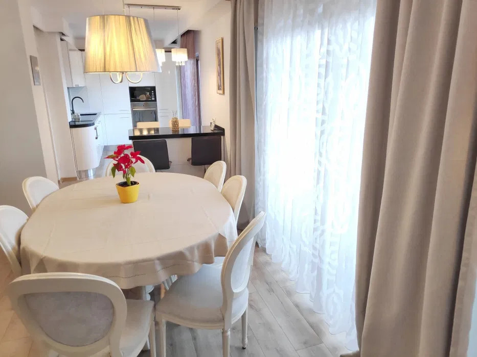 Apartament renovat, modern si spatios, 3 camere - Centru