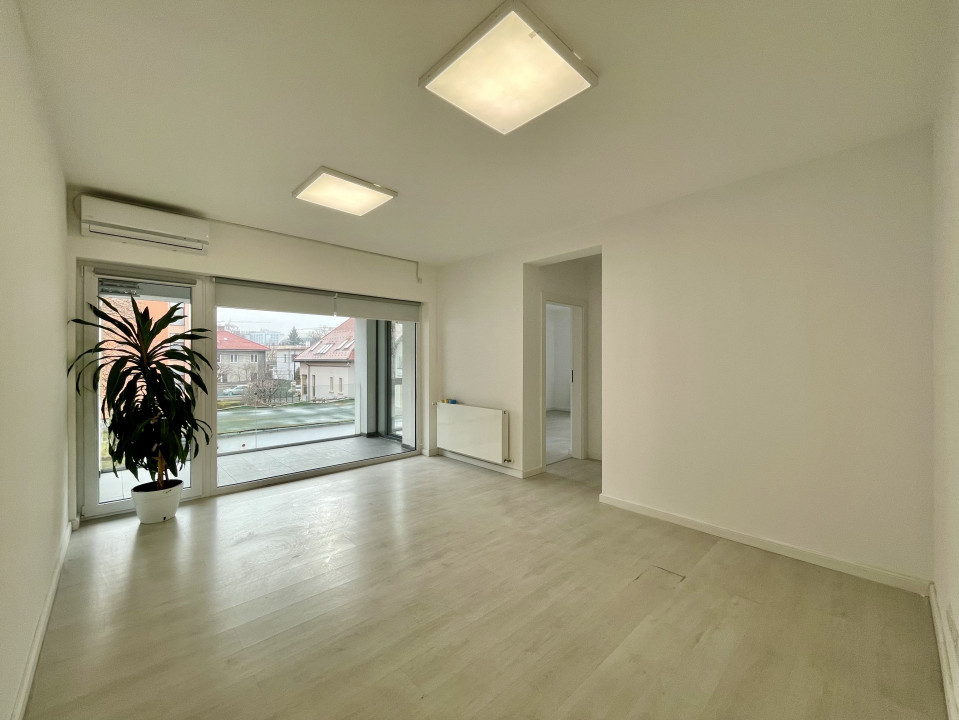 Birou ultrafinisat, curte privată și 3 locuri de parcare