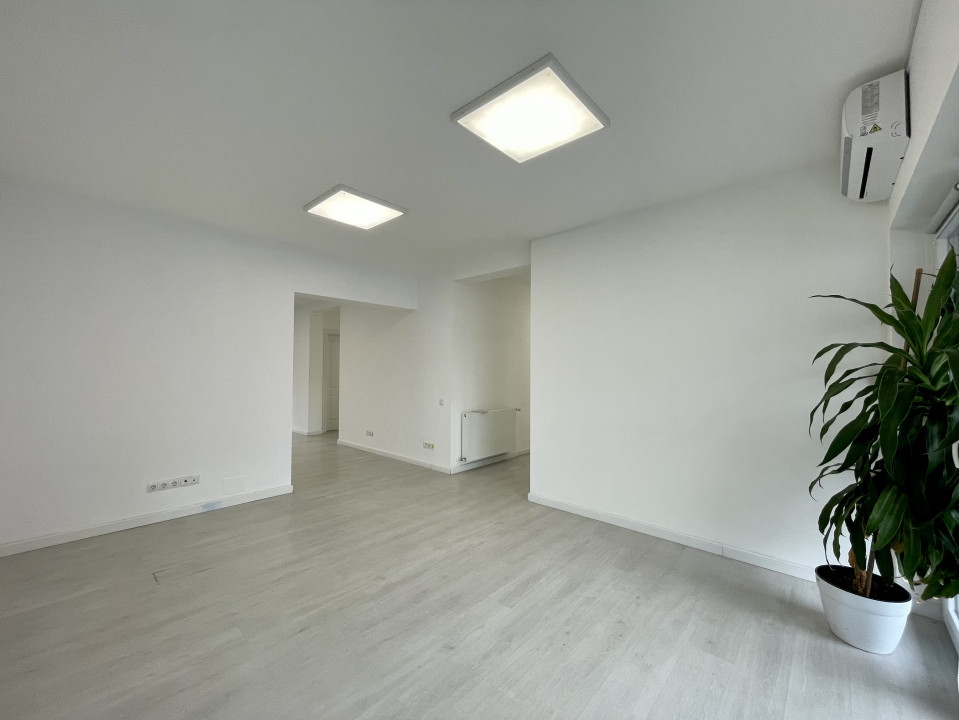 Birou ultrafinisat, curte privată și 3 locuri de parcare