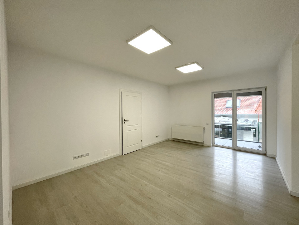 Birou ultrafinisat, curte privată și 3 locuri de parcare