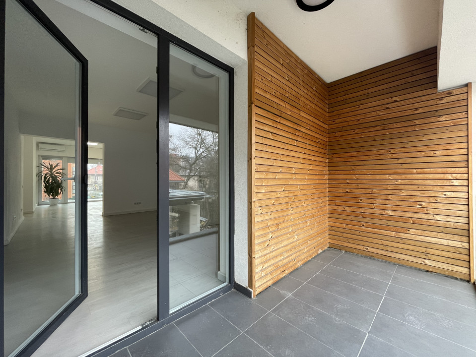 Birou ultrafinisat, curte privată și 3 locuri de parcare