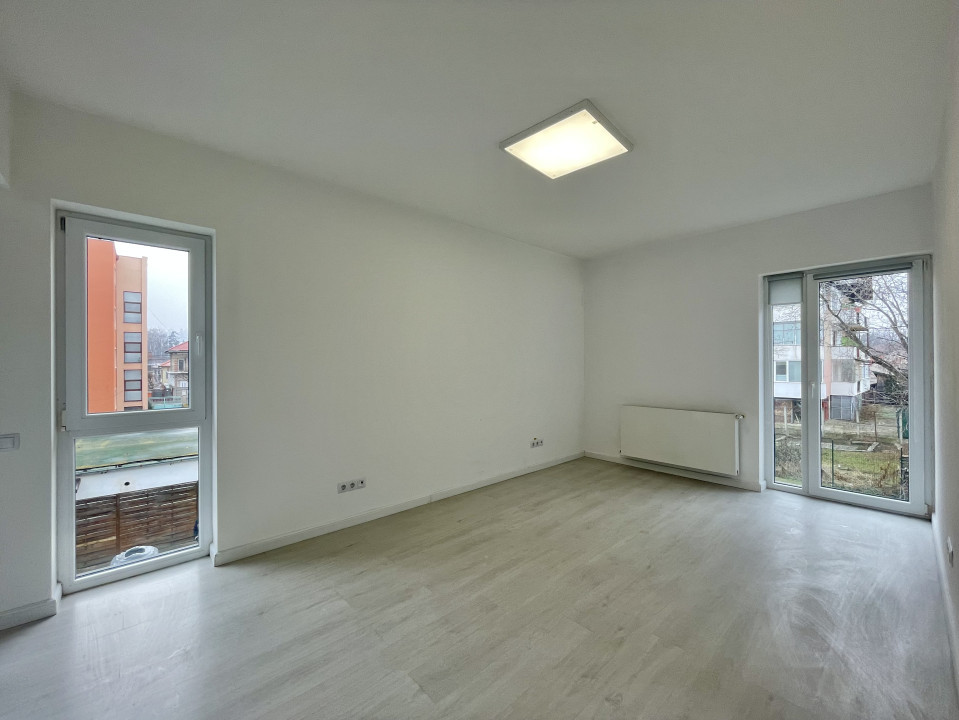 Birou ultrafinisat, curte privată și 3 locuri de parcare