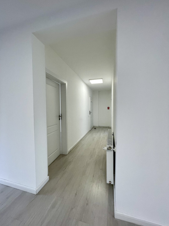 Birou ultrafinisat, curte privată și 3 locuri de parcare