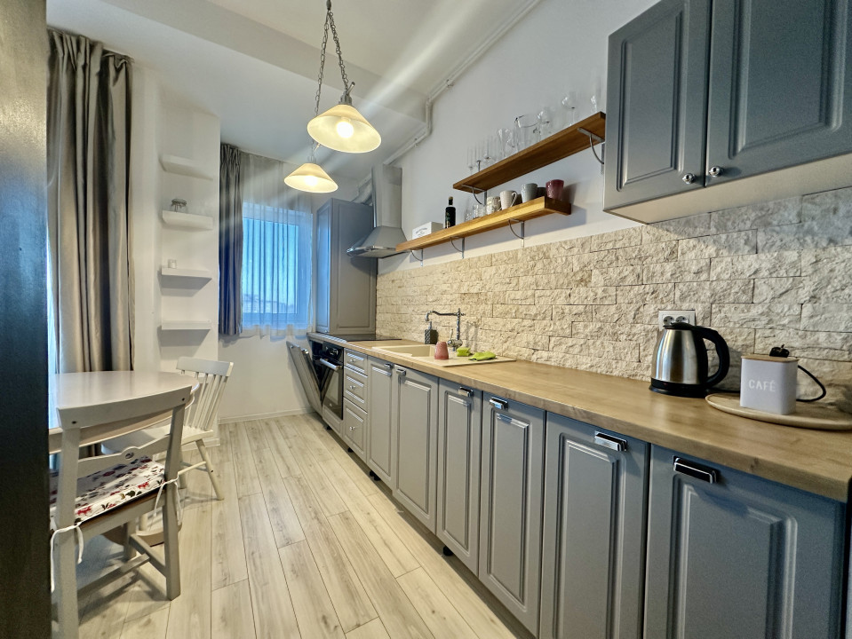 Apartament spațios, priveliște superba, zona Grand Hotel Italia