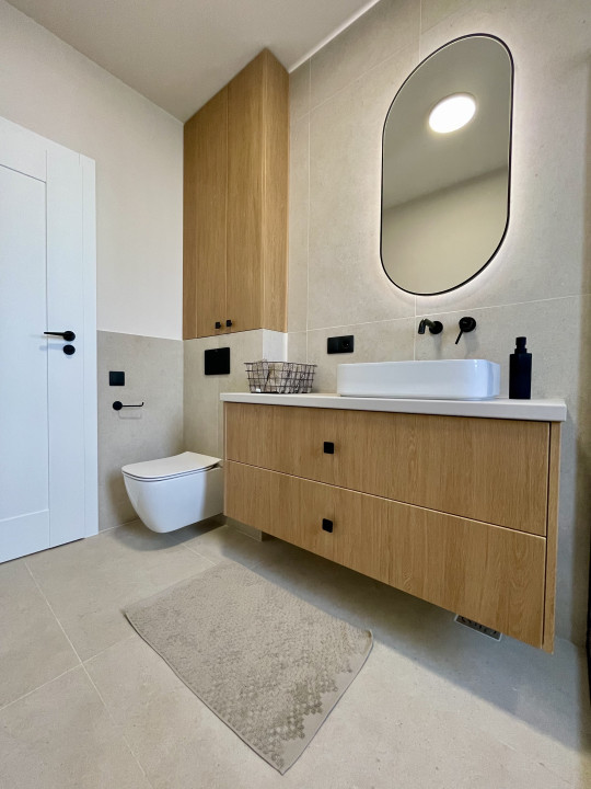 Prima închiriere! 2 camere ultrafinisat cu parcare în curte privată