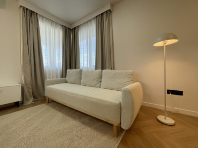 Prima închiriere! 2 camere ultrafinisat cu parcare și curte privată