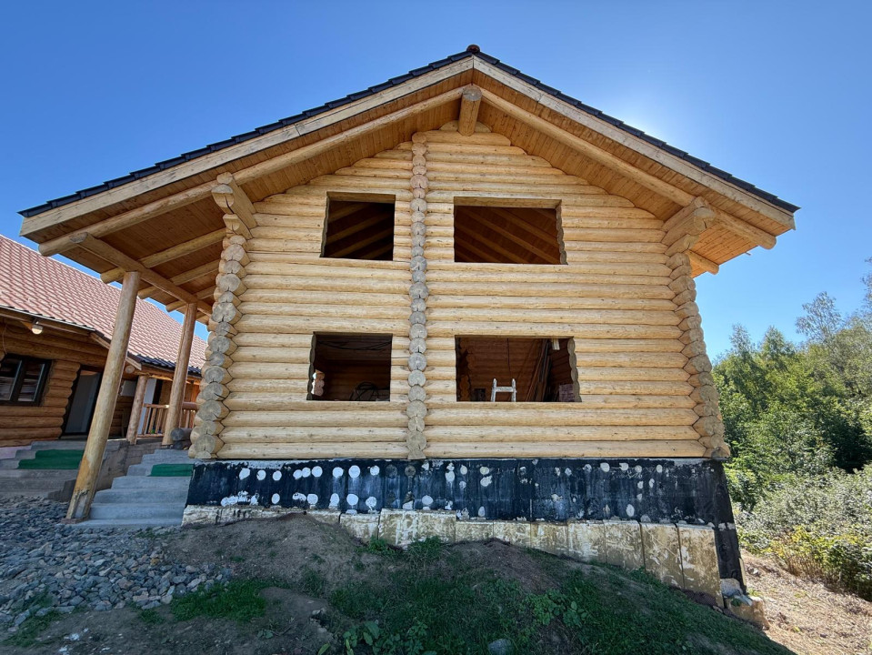 2 cabane de buștean, teren generos, moderne, Bălcești, Cluj