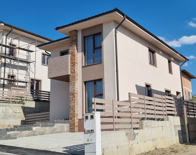 Casa noua finisata, utilata si mobilata in Dezmir pentru inchiriat