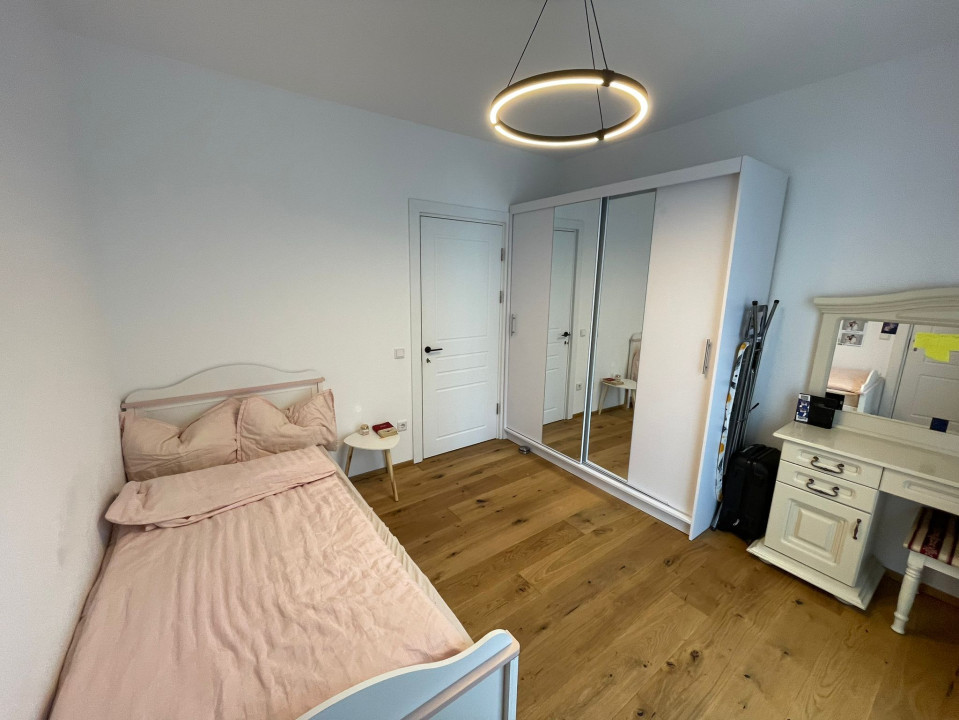 Apartament 4 camere, garaj și loc de joacă în curte privată