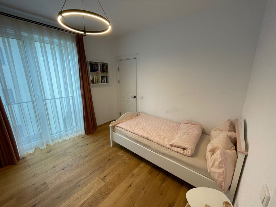 Apartament 4 camere, garaj și loc de joacă în curte privată