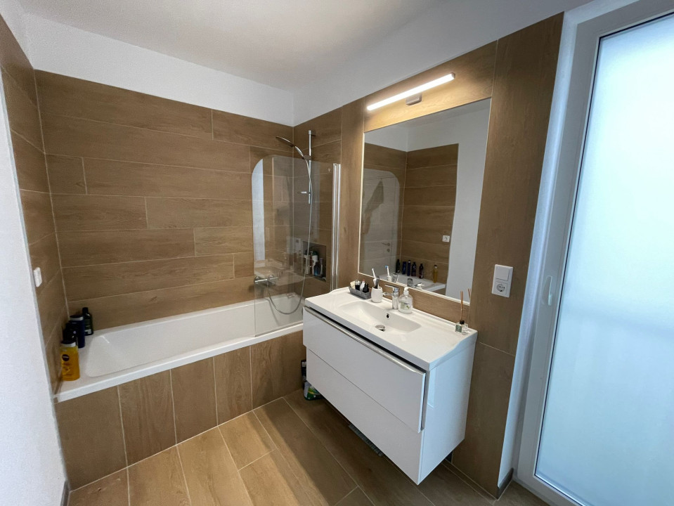 Apartament 4 camere, garaj și loc de joacă în curte privată