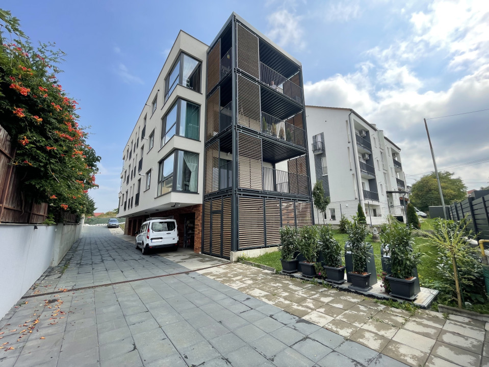 Apartament 4 camere, garaj și loc de joacă în curte privată