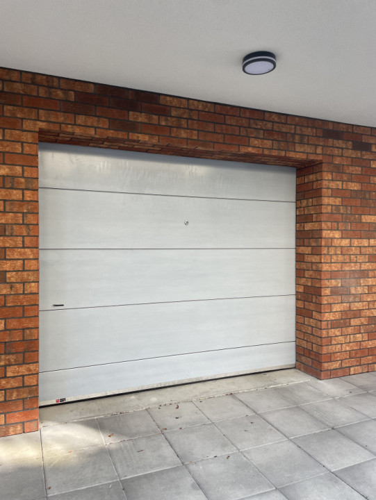 Apartament 4 camere, garaj și loc de joacă în curte privată