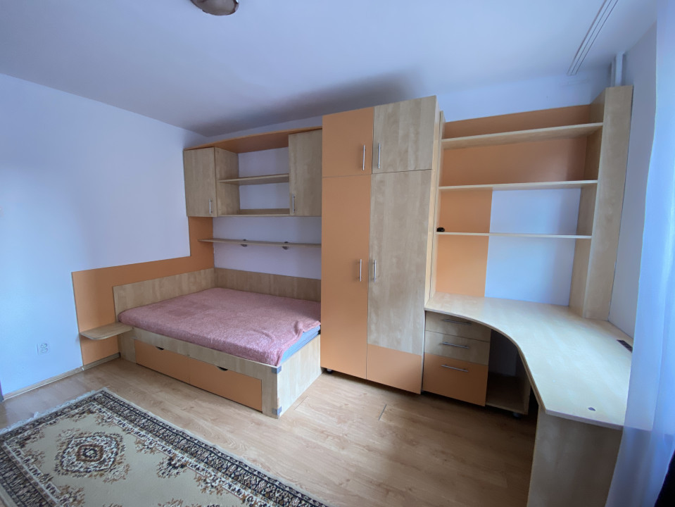 Inchiriere apartament spatios, 2 camere decomandate, zona Piata Marasti