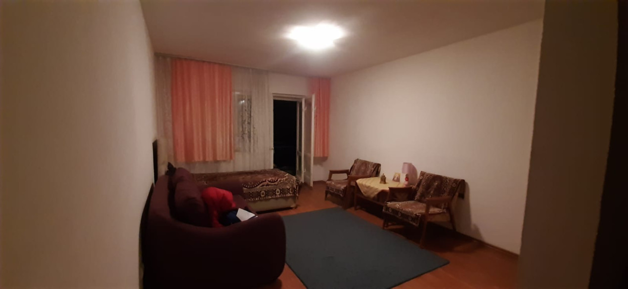 Apartament cu o camera, finisaje si mobilier clasic, suprafata foarte generoasa