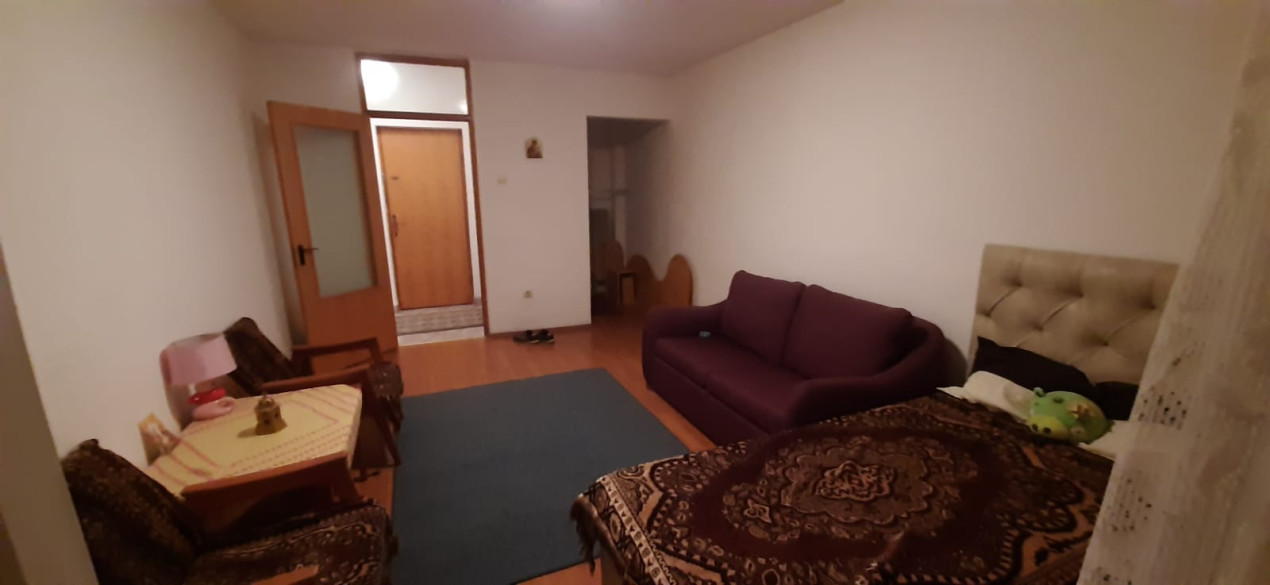 Apartament cu o camera, finisaje si mobilier clasic, suprafata foarte generoasa