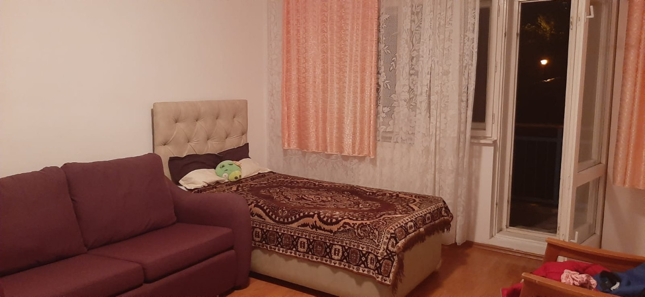 Apartament cu o camera, finisaje si mobilier clasic, suprafata foarte generoasa