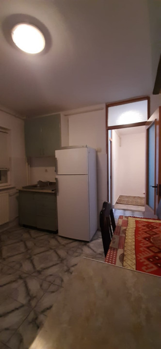 Apartament cu o camera, finisaje si mobilier clasic, suprafata foarte generoasa