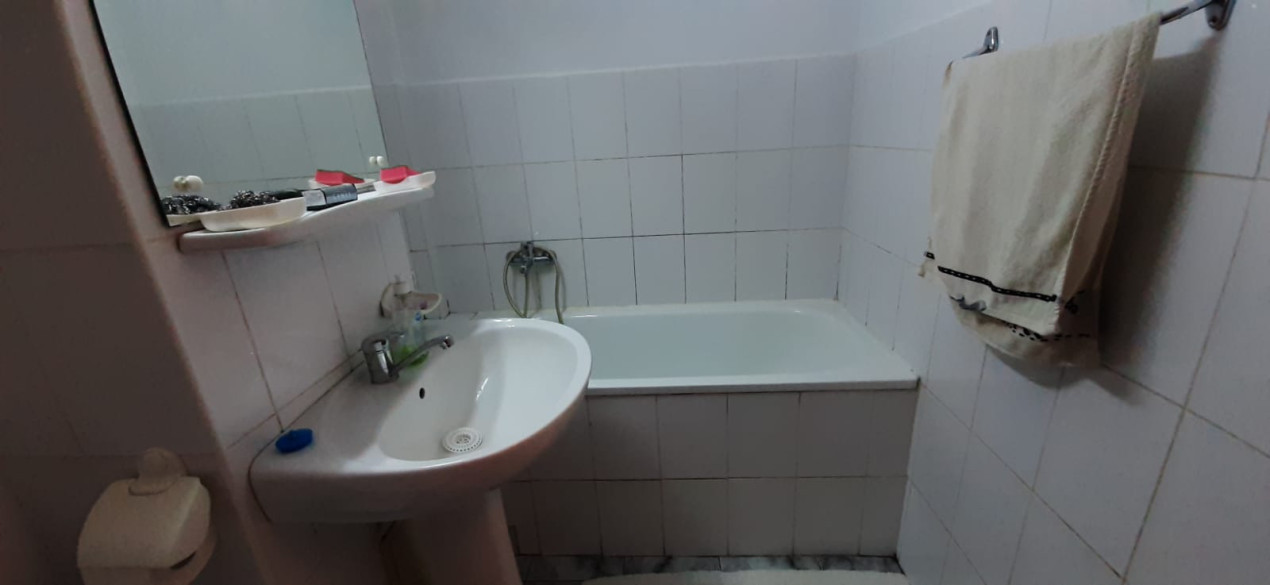 Apartament cu o camera, finisaje si mobilier clasic, suprafata foarte generoasa