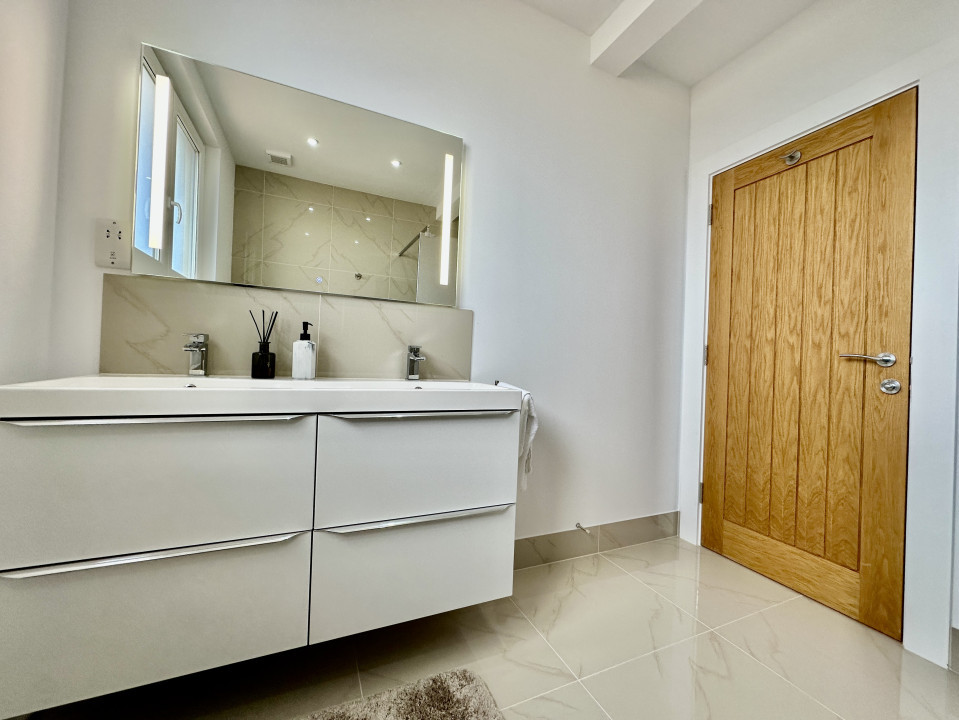 Vilă de lux cu vedere la Munții Bucegi, aproape de Castelul Bran, COMISION 0%!!