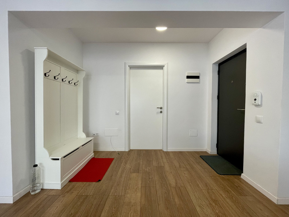 Prima închiriere 3 camere, 2 balcoane,  garaj și boxă