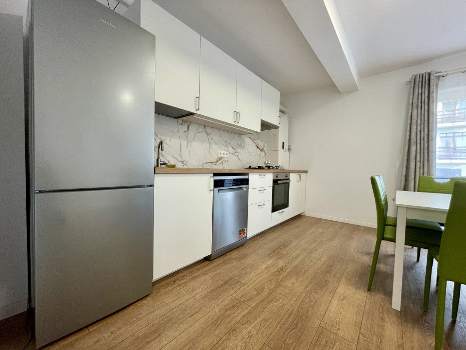 Prima închiriere 3 camere, 2 balcoane,  garaj și boxă