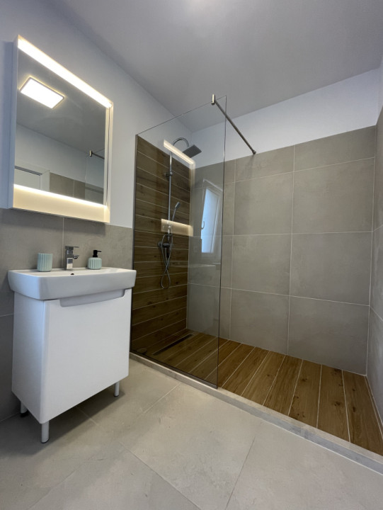 Prima închiriere 3 camere, 2 balcoane,  garaj și boxă