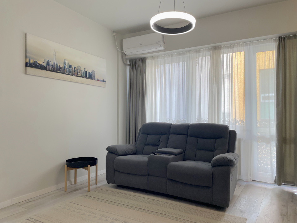 3 camere renovat lângă The Office, dressing și parcare