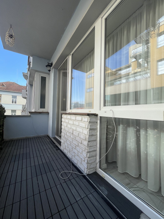 3 camere renovat lângă The Office, dressing și parcare