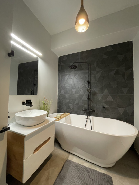 3 camere renovat lângă The Office, dressing și parcare