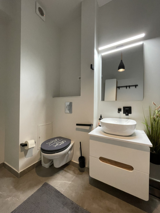 3 camere renovat lângă The Office, dressing și parcare