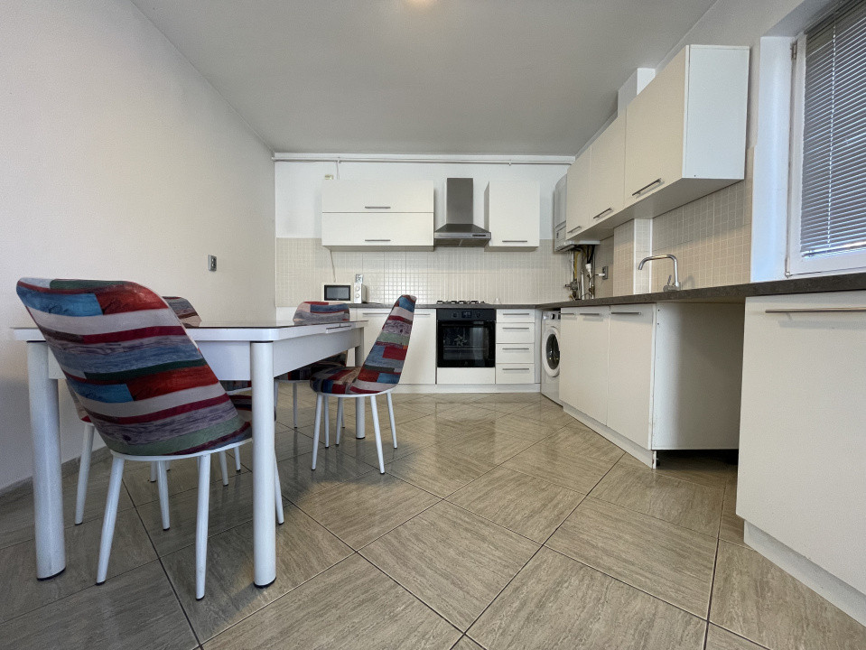 Apartament 4 camere, 2 balcoane, garaj și boxă pe str. Cometei