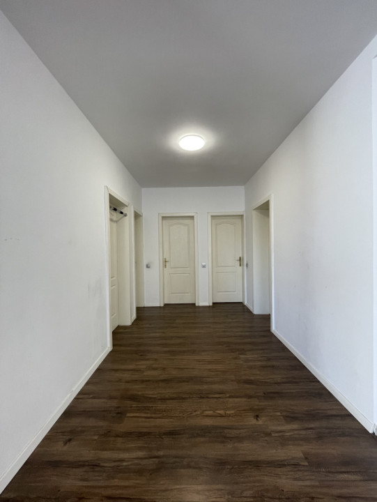 Apartament 4 camere, 2 balcoane, garaj și boxă pe str. Cometei