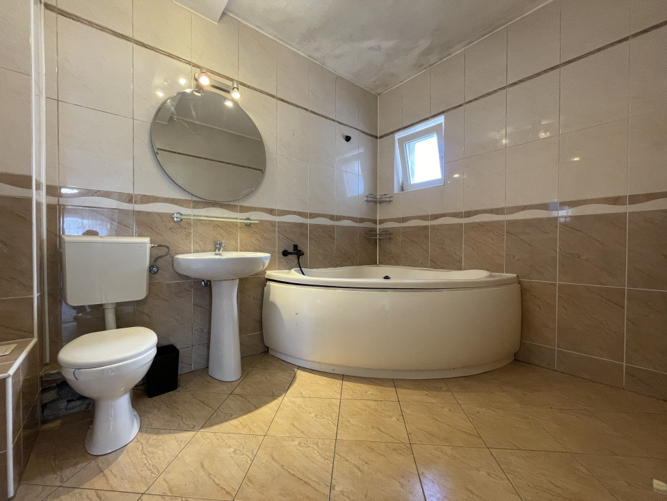 Apartament 4 camere, 2 balcoane, garaj și boxă pe str. Cometei