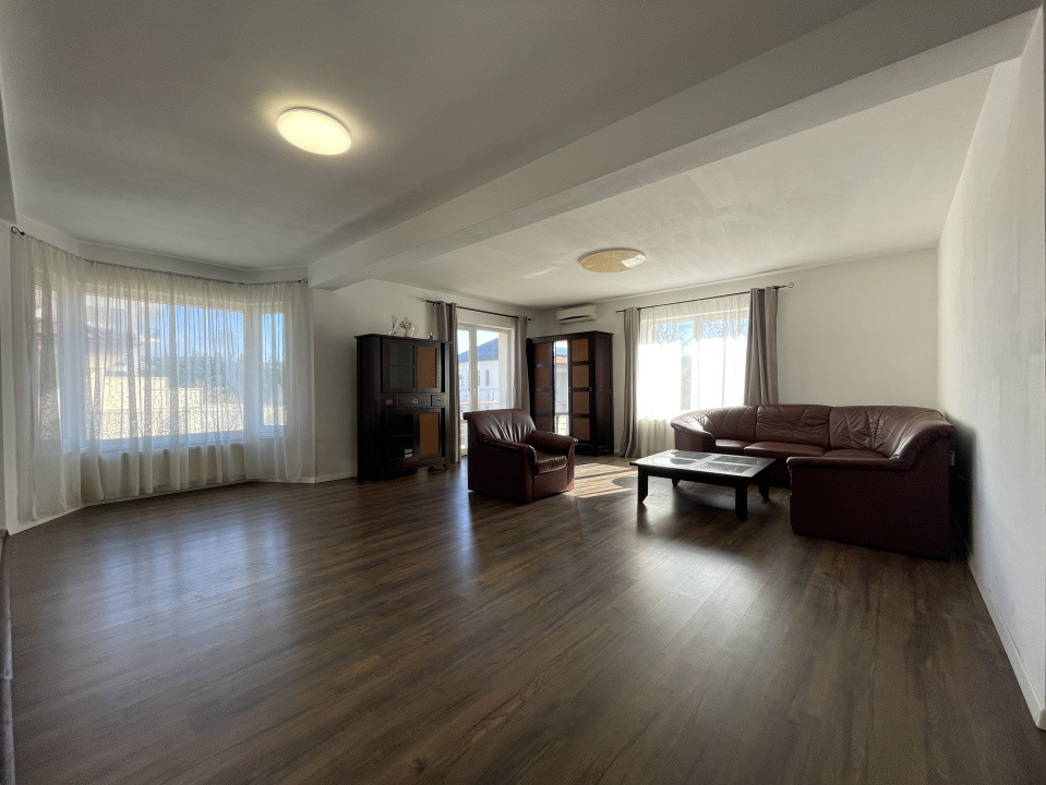 Apartament 4 camere, 2 balcoane, garaj și boxă pe str. Cometei