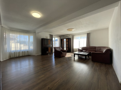 Apartament 4 camere, 2 balcoane, garaj și boxă pe str. Cometei