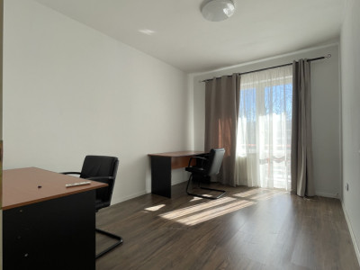 Apartament 4 camere, 2 balcoane, garaj și boxă pe str. Cometei