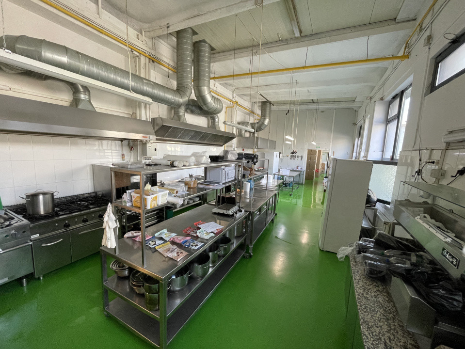 Închiriere spațiu cu destinație alimentară complet echipat
