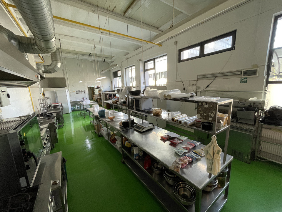 Închiriere spațiu cu destinație alimentară complet echipat